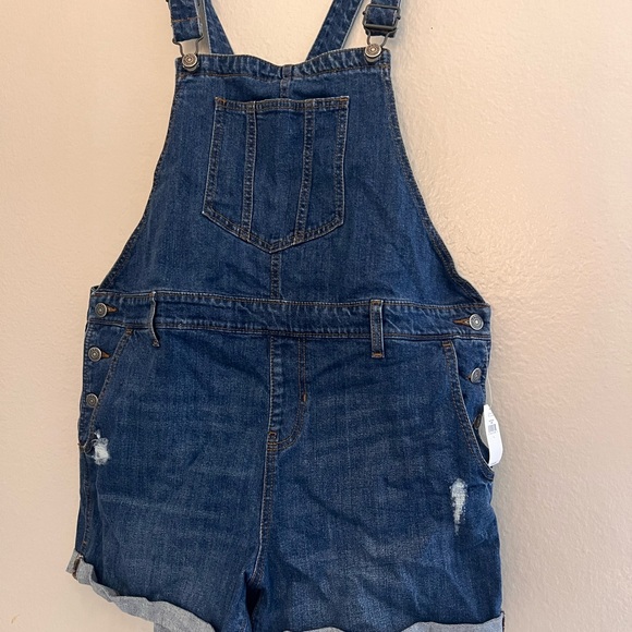 Old Navy | Overall Shorts - Picture 4 of 6